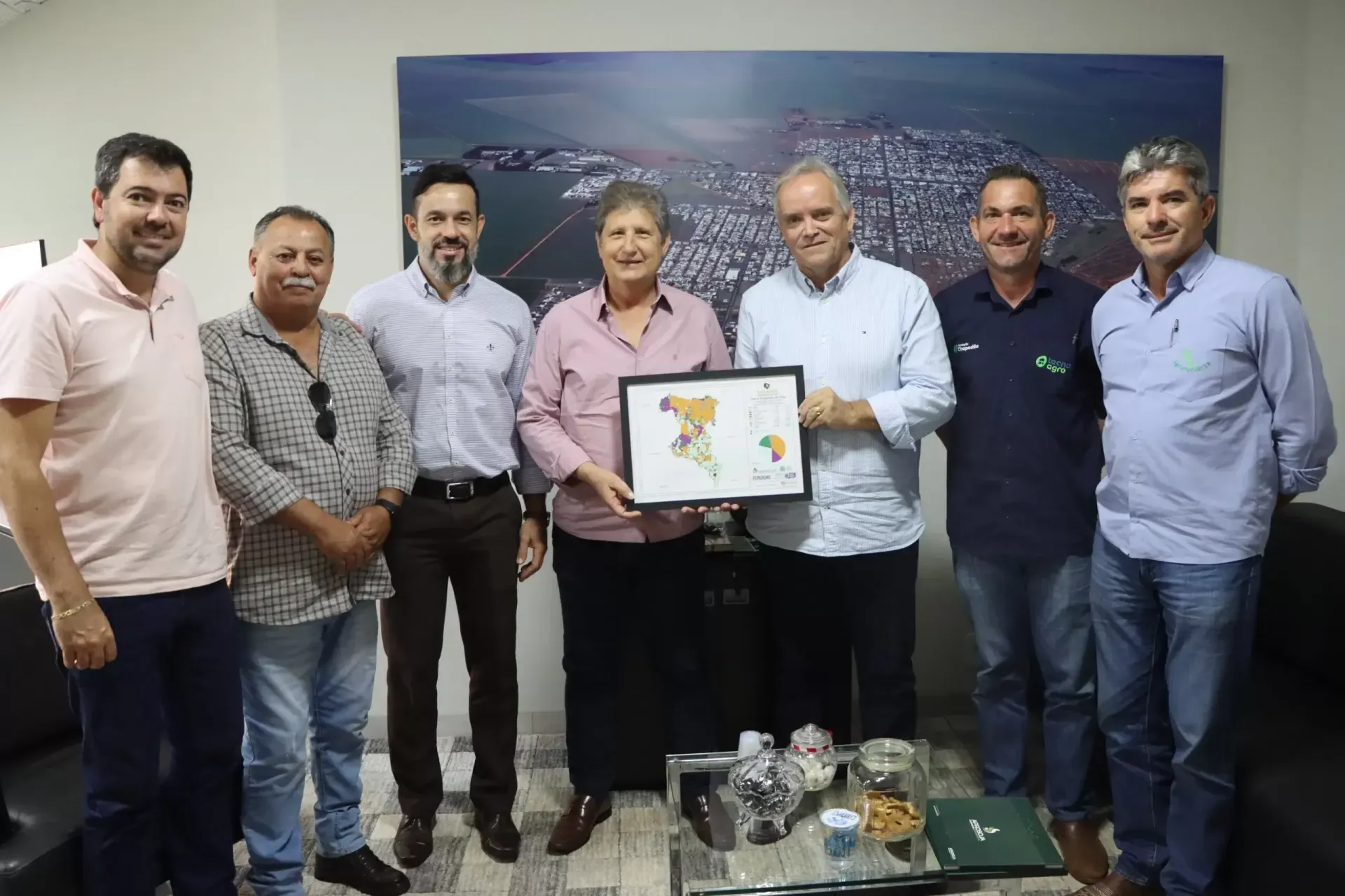 Imagem de compartilhamento para o artigo Aprosoja-MS visita Chapadão do Sul e entrega quadro sobre uso do solo ao prefeito Walter Schlatter da MS Todo dia